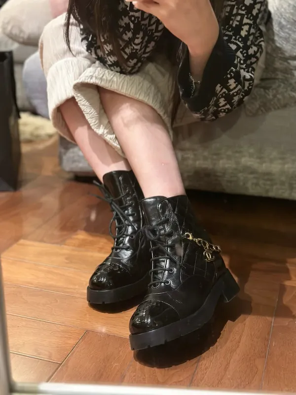 CHANEL シャネル 22a シャイニーブラック カーフスキン チェーン＆キルティング アンクルブーツ／モーターサイクルブーツ (G39393-Y56119-94305)
