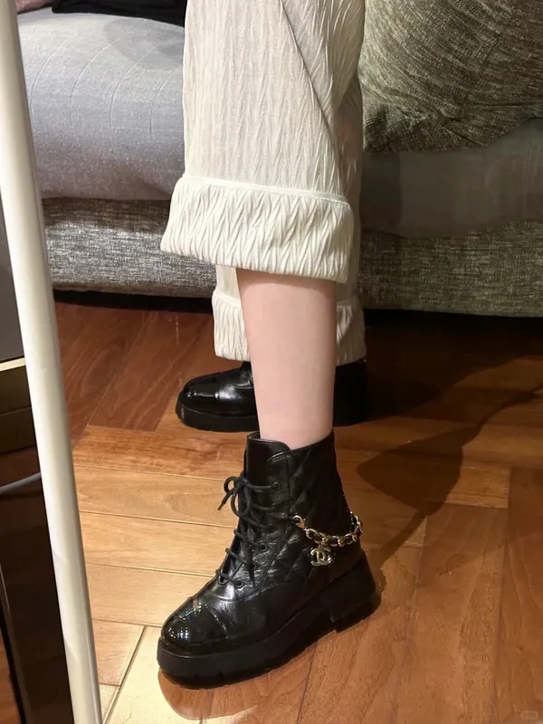 CHANEL シャネル 22a シャイニーブラック カーフスキン チェーン＆キルティング アンクルブーツ／モーターサイクルブーツ (G39393-Y56119-94305)