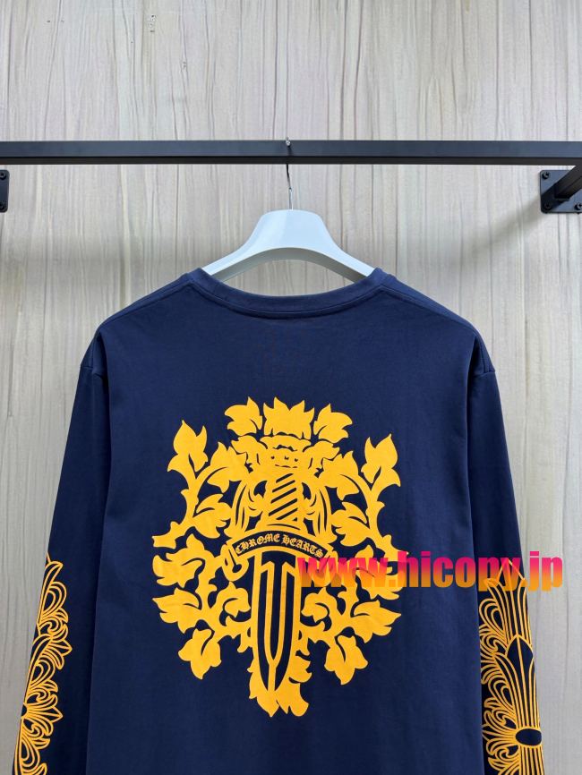 【Chrome Hearts】クロムハーツ 梵文ツタ＆ダガーモチーフ ロングスリーブTシャツ ネイビー×ゴールド ポケット付き 32支双糸綿 190g