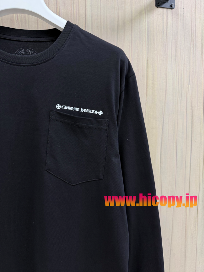 【Chrome Hearts】クロムハーツ ポケットロゴ刺繍 ロングスリーブTシャツ ブラック ゴシックフォント 袖口クロス刺繍 定番アイテム
