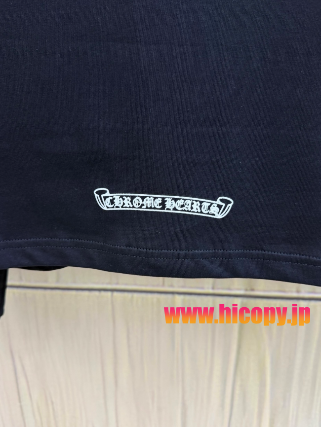【Chrome Hearts】クロムハーツ ポケットロゴ刺繍 ロングスリーブTシャツ ブラック ゴシックフォント 袖口クロス刺繍 定番アイテム