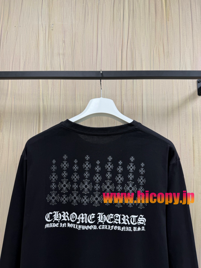【Chrome Hearts】クロムハーツ ポケットロゴ刺繍 ロングスリーブTシャツ ブラック ゴシックフォント 袖口クロス刺繍 定番アイテム