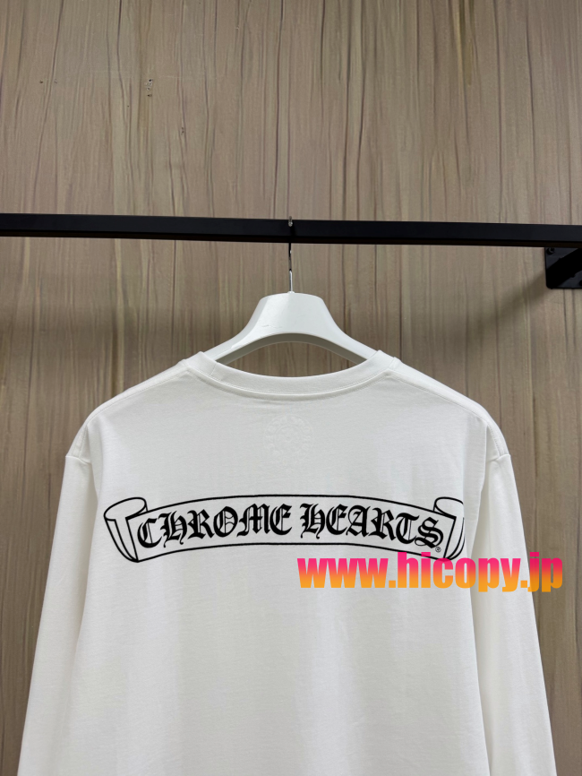【Chrome Hearts】クロムハーツ ポケットロゴ刺繍＆フラワーモチーフ ロングスリーブTシャツ ホワイト ゴシックフォント 袖口リブ 定番アイテム