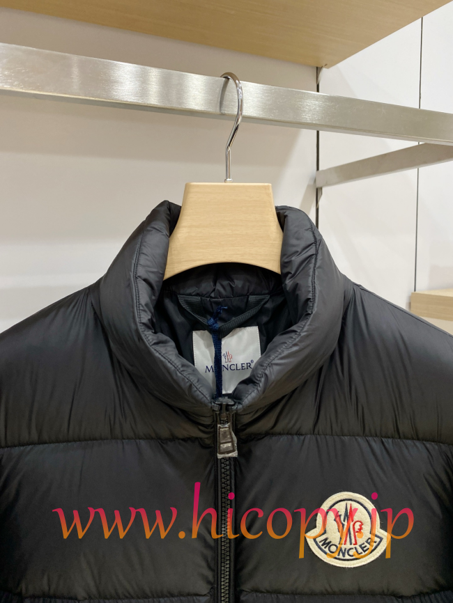 Moncler 2026 秋冬新作 Corborant エンボスカラーロゴ フード付きダウンジャケット ブラック 男女兼用 hicopymn005