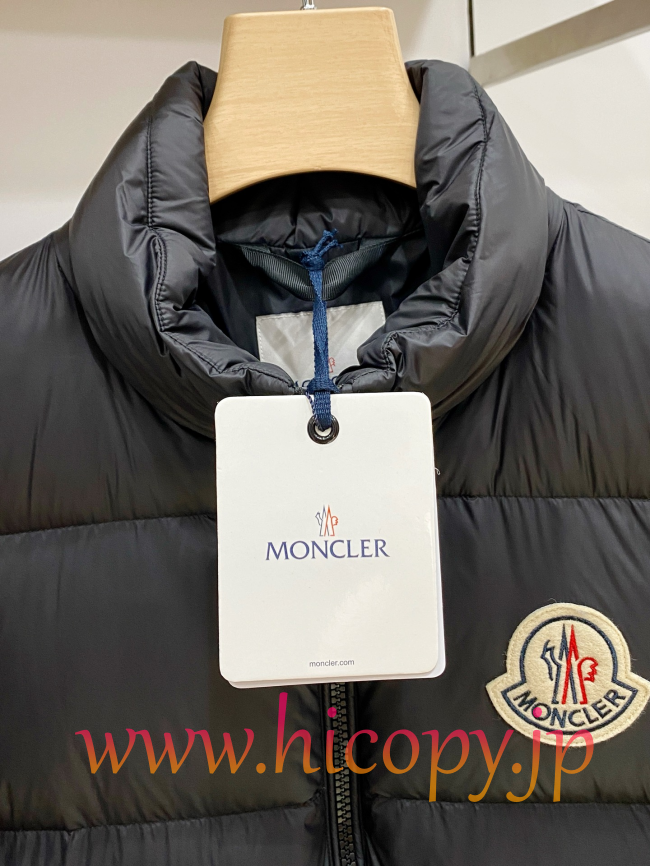 Moncler 2026 秋冬新作 Corborant エンボスカラーロゴ フード付きダウンジャケット ブラック 男女兼用 hicopymn005