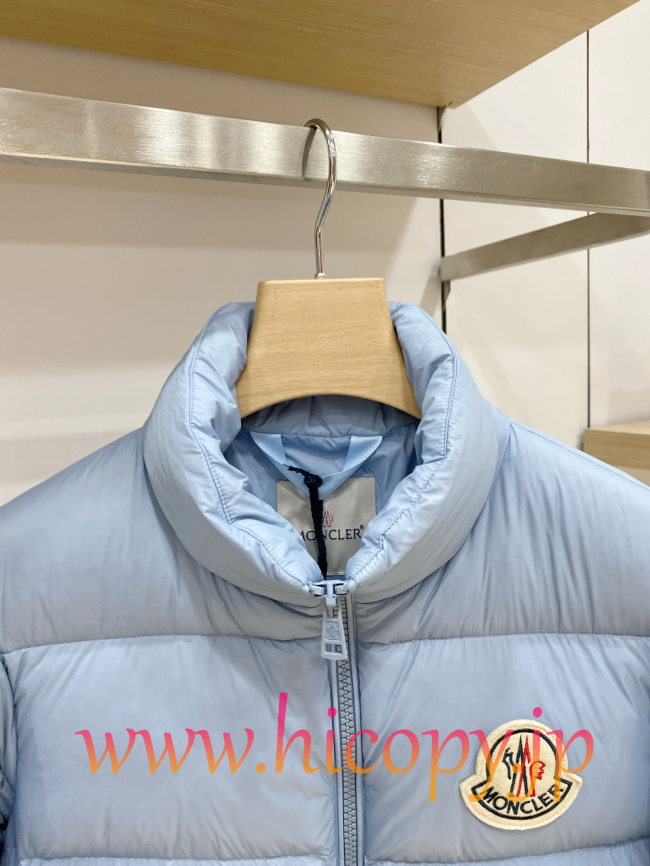 モンクレール Moncler 2026 秋冬新作 Corborant エンボスカラーロゴ フード付きダウンジャケット スカイブルー 男女兼用 hicopymn006