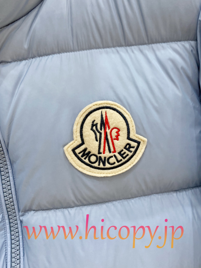 モンクレール Moncler 2026 秋冬新作 Corborant エンボスカラーロゴ フード付きダウンジャケット スカイブルー 男女兼用 hicopymn006
