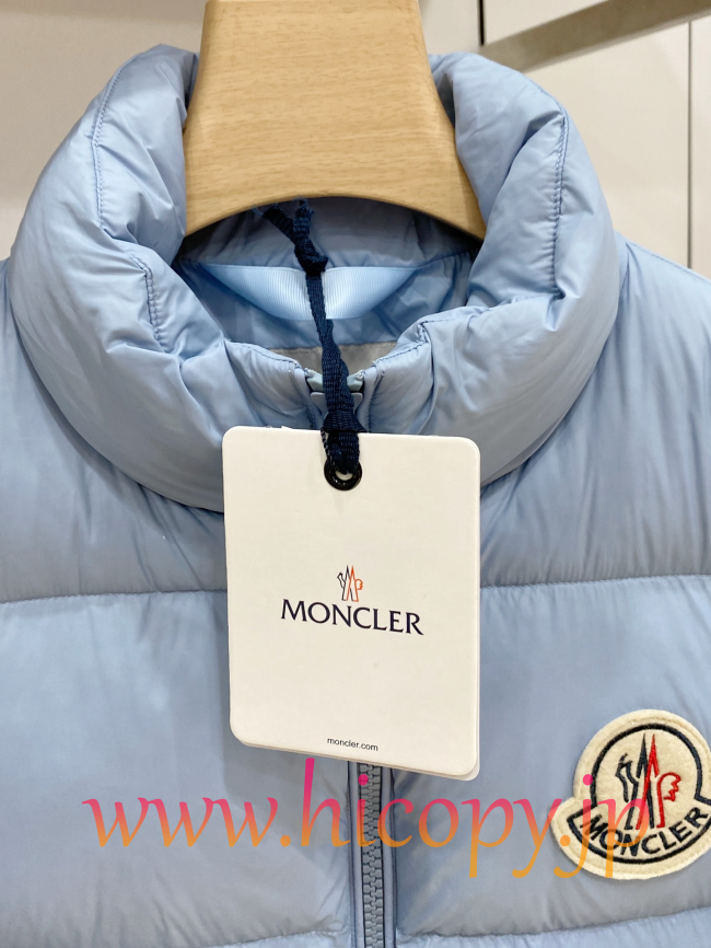 モンクレール Moncler 2026 秋冬新作 Corborant エンボスカラーロゴ フード付きダウンジャケット スカイブルー 男女兼用 hicopymn006