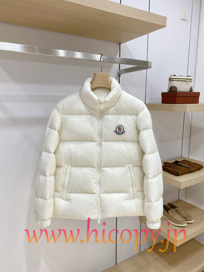 モンクレール Moncler 2026 秋冬新作 Corborant エンボスカラーロゴ フード付きダウンジャケット オフホワイト 男女兼用 hicopymn007