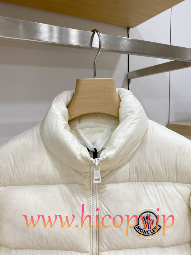 モンクレール Moncler 2026 秋冬新作 Corborant エンボスカラーロゴ フード付きダウンジャケット オフホワイト 男女兼用 hicopymn007
