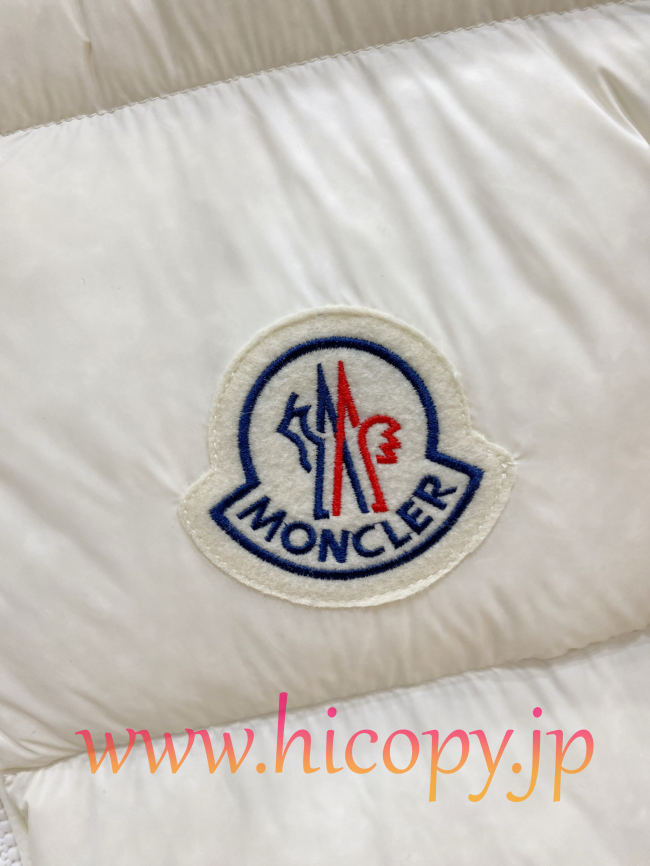 モンクレール Moncler 2026 秋冬新作 Corborant エンボスカラーロゴ フード付きダウンジャケット オフホワイト 男女兼用 hicopymn007
