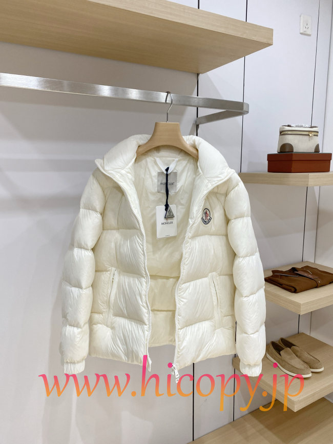 モンクレール Moncler 2026 秋冬新作 Corborant エンボスカラーロゴ フード付きダウンジャケット オフホワイト 男女兼用 hicopymn007