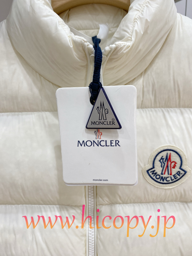 モンクレール Moncler 2026 秋冬新作 Corborant エンボスカラーロゴ フード付きダウンジャケット オフホワイト 男女兼用 hicopymn007