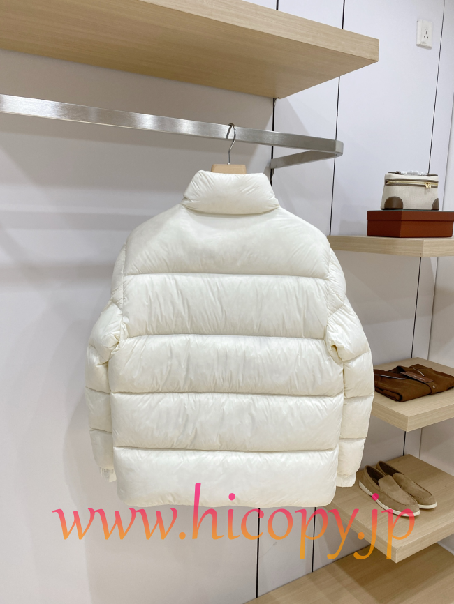 モンクレール Moncler 2026 秋冬新作 Corborant エンボスカラーロゴ フード付きダウンジャケット オフホワイト 男女兼用 hicopymn007