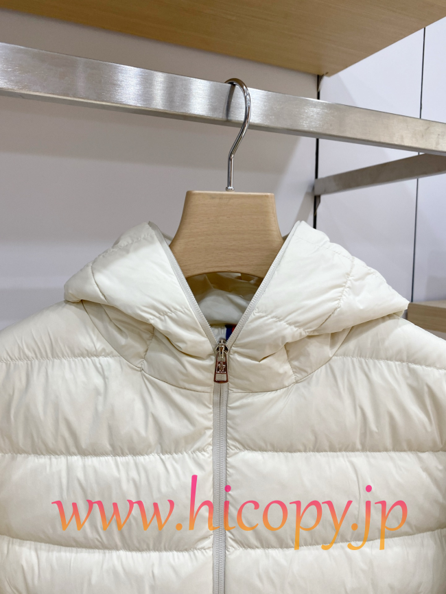 モンクレール Moncler 2026 秋冬新作 Baudinet 薄手マットフード付きダウンジャケット ホワイト 男女兼用 hicopymn014