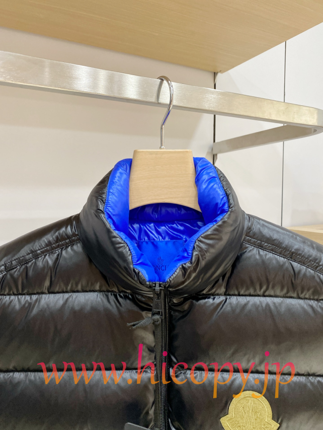 モンクレール Moncler 2026 秋冬 Dervox ハイネックダウンベスト ブラック（内側ブルー）男女兼用 hicopymn020