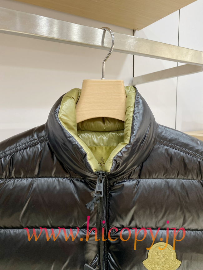 モンクレール Moncler 2026 秋冬 Dervox ハイネックダウンベスト ブラック（内側グリーン）男女兼用 hicopymn021