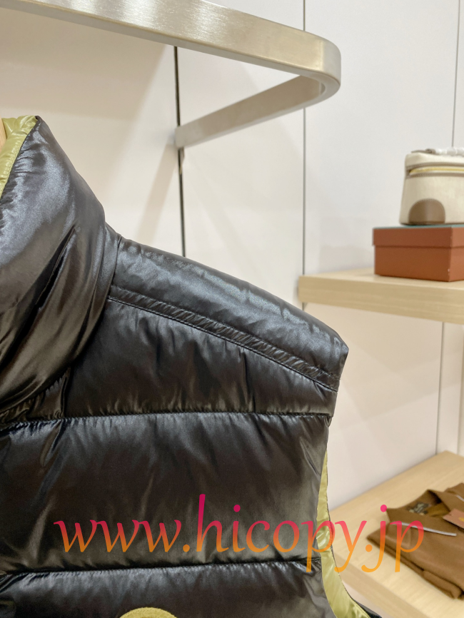 モンクレール Moncler 2026 秋冬 Dervox ハイネックダウンベスト ブラック（内側グリーン）男女兼用 hicopymn021