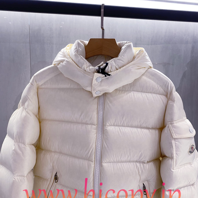 最高クオリティ モンクレール Moncler 2026 秋冬 Maya クラシックフード付きダウンジャケット ユニセックス オフホワイト hicopymn035