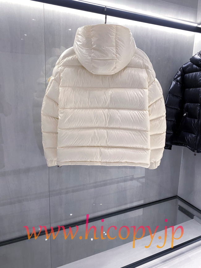 最高クオリティ モンクレール Moncler 2026 秋冬 Maya クラシックフード付きダウンジャケット ユニセックス オフホワイト hicopymn035