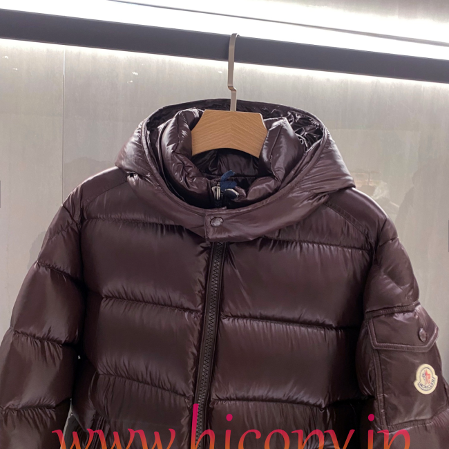 最高クオリティ モンクレール Moncler 2026 秋冬 Maya クラシックフード付きダウンジャケット ユニセックス ワインレッド hicopymn036