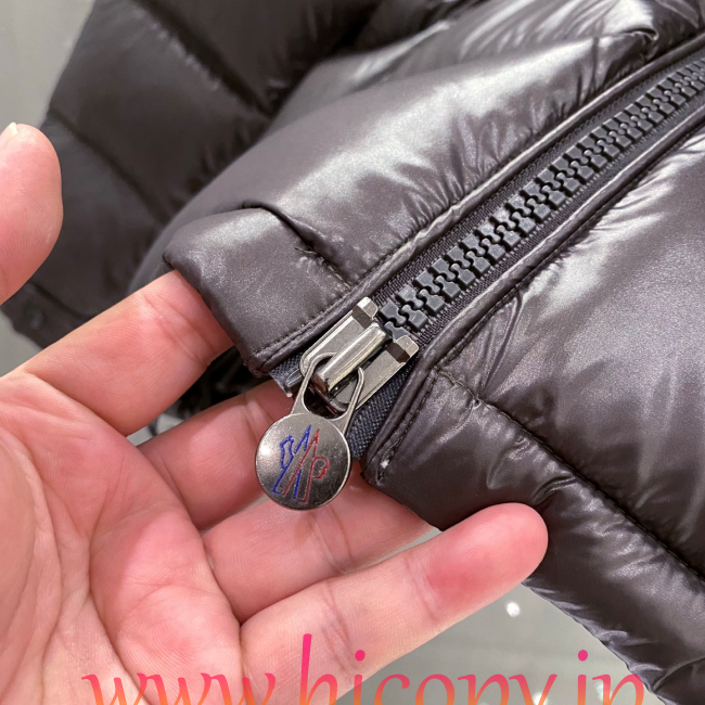 最高クオリティ モンクレール Moncler 2026 秋冬 Maya クラシックフード付きダウンジャケット ユニセックス ブラック hicopymn037