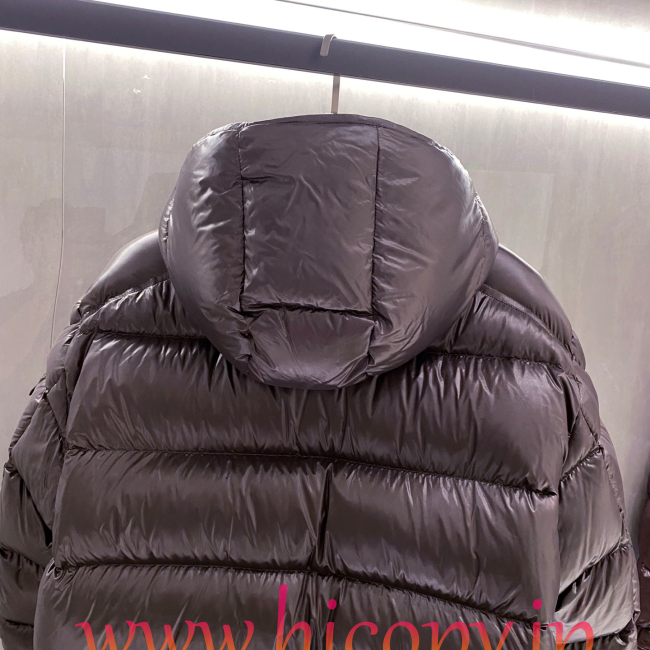 最高クオリティ モンクレール Moncler 2026 秋冬 Maya クラシックフード付きダウンジャケット ユニセックス ブラック hicopymn037