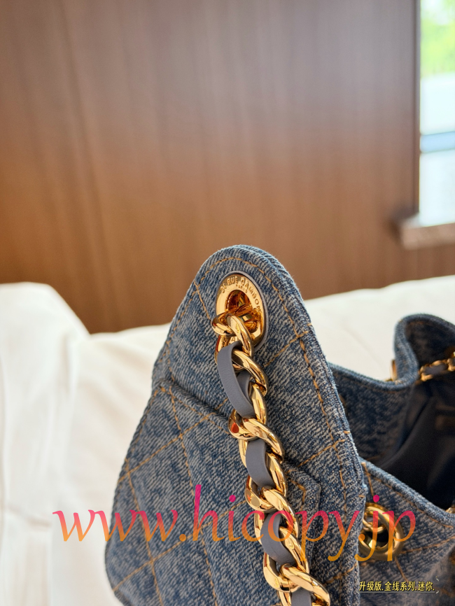 【CHANEL】シャネル 26A 25バッグ ホーボー ブルーデニム ゴールドステッチ 金線シリーズ ミニ＆スモールサイズ 嬉皮スタイル 腋下バッグ (公式型番: AS2793B04938C3947)