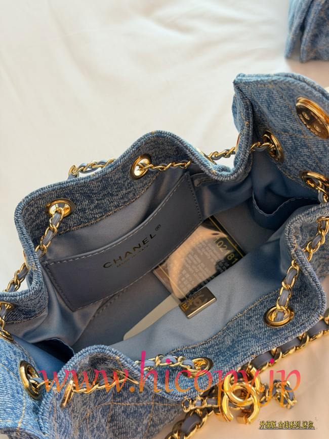 【CHANEL】シャネル 26A 25バッグ ホーボー ブルーデニム ゴールドステッチ 金線シリーズ ミニ＆スモールサイズ 嬉皮スタイル 腋下バッグ (公式型番: AS2793B04938C3947)