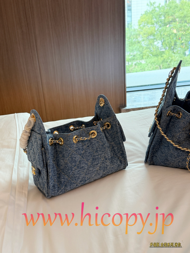 【CHANEL】シャネル 26A 25バッグ ホーボー ブルーデニム ゴールドステッチ 金線シリーズ ミニ＆スモールサイズ 嬉皮スタイル 腋下バッグ (公式型番: AS2793B04938C3947)