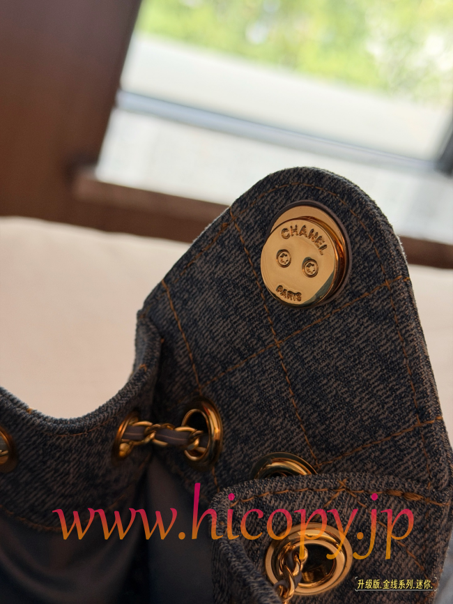 【CHANEL】シャネル 26A 25バッグ ホーボー ブルーデニム ゴールドステッチ 金線シリーズ ミニ＆スモールサイズ 嬉皮スタイル 腋下バッグ (公式型番: AS2793B04938C3947)
