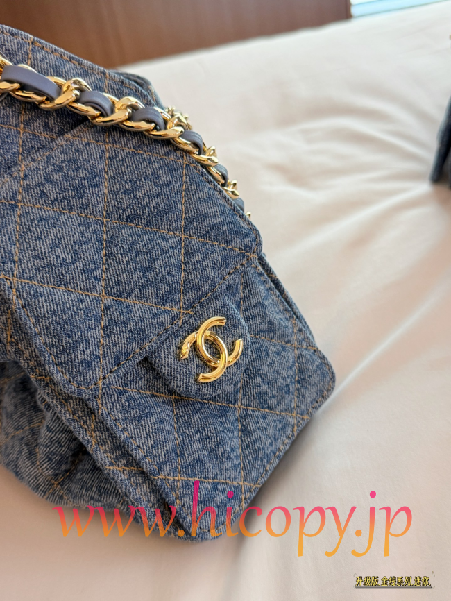 【CHANEL】シャネル 26A 25バッグ ホーボー ブルーデニム ゴールドステッチ 金線シリーズ ミニ＆スモールサイズ 嬉皮スタイル 腋下バッグ (公式型番: AS2793B04938C3947)