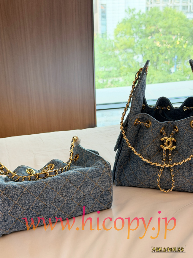 【CHANEL】シャネル 26A 25バッグ ホーボー ブルーデニム ゴールドステッチ 金線シリーズ ミニ＆スモールサイズ 嬉皮スタイル 腋下バッグ (公式型番: AS2793B04938C3947)