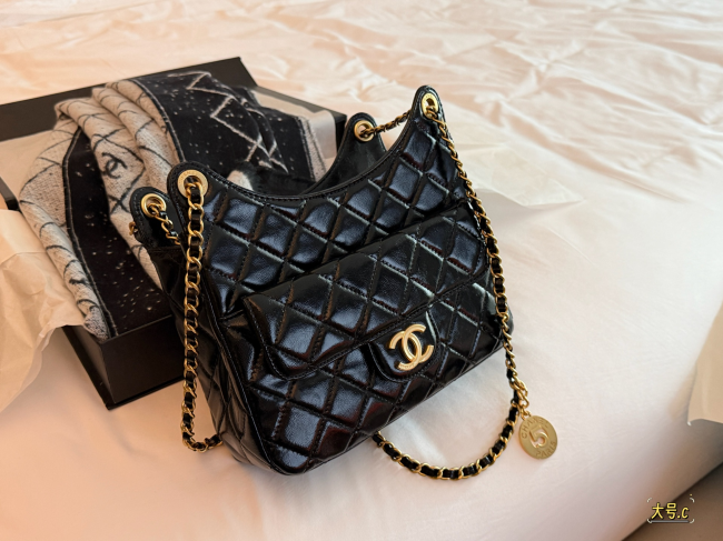 【CHANEL】シャネル 23C ホーボーバッグ ブラック オイルワックスレザー ゴールド金具 クロワッサン (公式型番: AS1993B04855C3947)