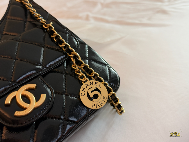 【CHANEL】シャネル 23C ホーボーバッグ ブラック オイルワックスレザー ゴールド金具 クロワッサン (公式型番: AS1993B04855C3947)