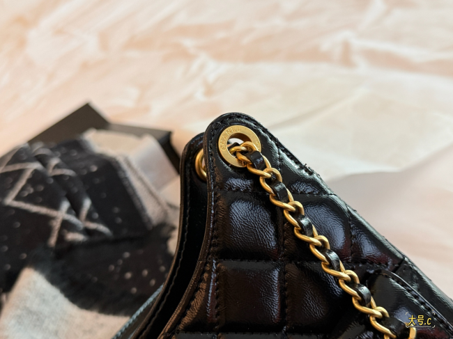 【CHANEL】シャネル 23C ホーボーバッグ ブラック オイルワックスレザー ゴールド金具 クロワッサン (公式型番: AS1993B04855C3947)