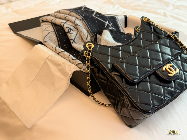【CHANEL】シャネル 23C ホーボーバッグ ブラック オイルワックスレザー ゴールド金具 クロワッサン (公式型番: AS1993B04855C3947)