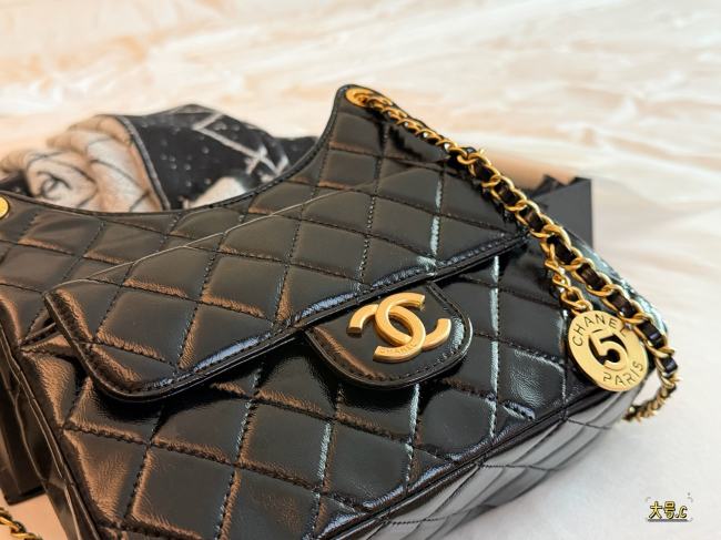 【CHANEL】シャネル 23C ホーボーバッグ ブラック オイルワックスレザー ゴールド金具 クロワッサン (公式型番: AS1993B04855C3947)