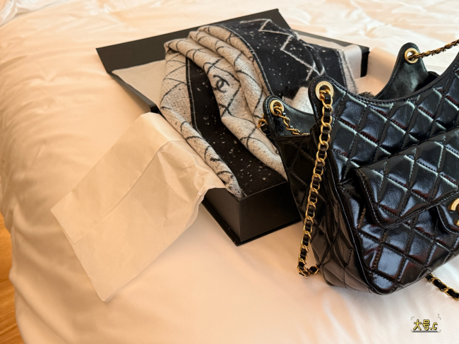 【CHANEL】シャネル 23C ホーボーバッグ ブラック オイルワックスレザー ゴールド金具 クロワッサン (公式型番: AS1993B04855C3947)
