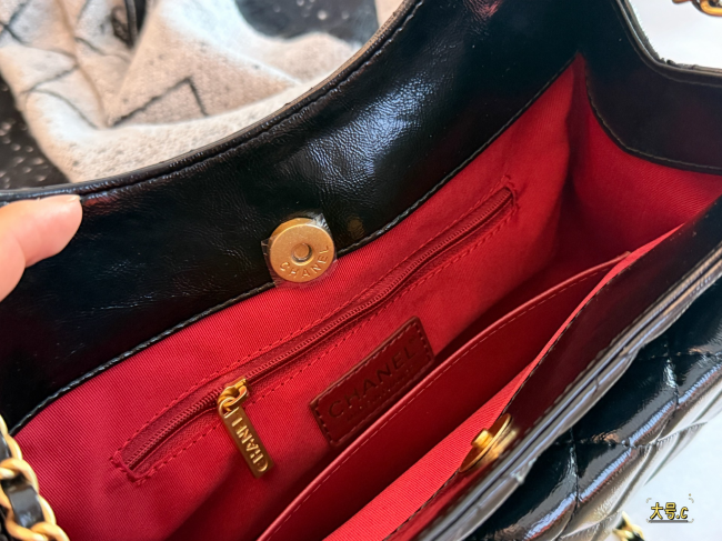 【CHANEL】シャネル 23C ホーボーバッグ ブラック オイルワックスレザー ゴールド金具 クロワッサン (公式型番: AS1993B04855C3947)