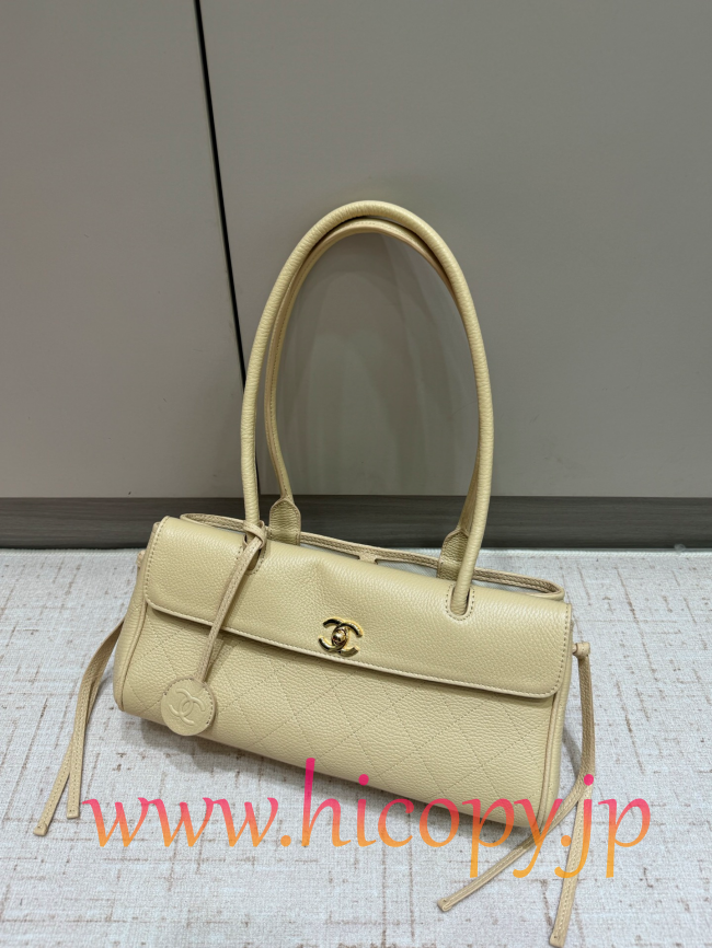 【CHANEL】シャネル 26S バゲットバッグ クリーム カーフスキン ゴールド金具 韓流スタイル リラックスエレガンス (公式型番: AS3011B04900C9016)