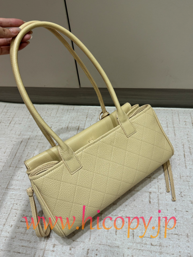 【CHANEL】シャネル 26S バゲットバッグ クリーム カーフスキン ゴールド金具 韓流スタイル リラックスエレガンス (公式型番: AS3011B04900C9016)