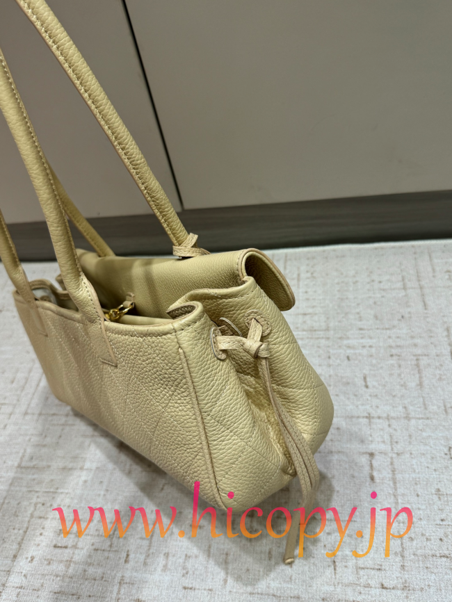 【CHANEL】シャネル 26S バゲットバッグ クリーム カーフスキン ゴールド金具 韓流スタイル リラックスエレガンス (公式型番: AS3011B04900C9016)