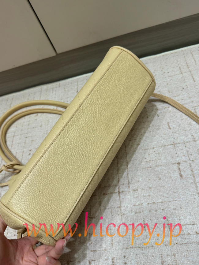 【CHANEL】シャネル 26S バゲットバッグ クリーム カーフスキン ゴールド金具 韓流スタイル リラックスエレガンス (公式型番: AS3011B04900C9016)