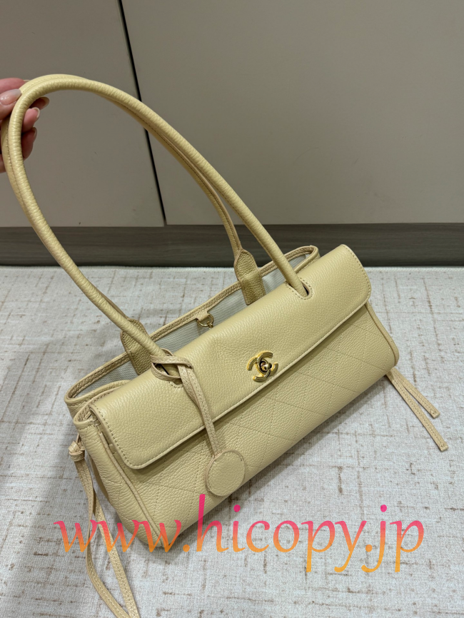 【CHANEL】シャネル 26S バゲットバッグ クリーム カーフスキン ゴールド金具 韓流スタイル リラックスエレガンス (公式型番: AS3011B04900C9016)