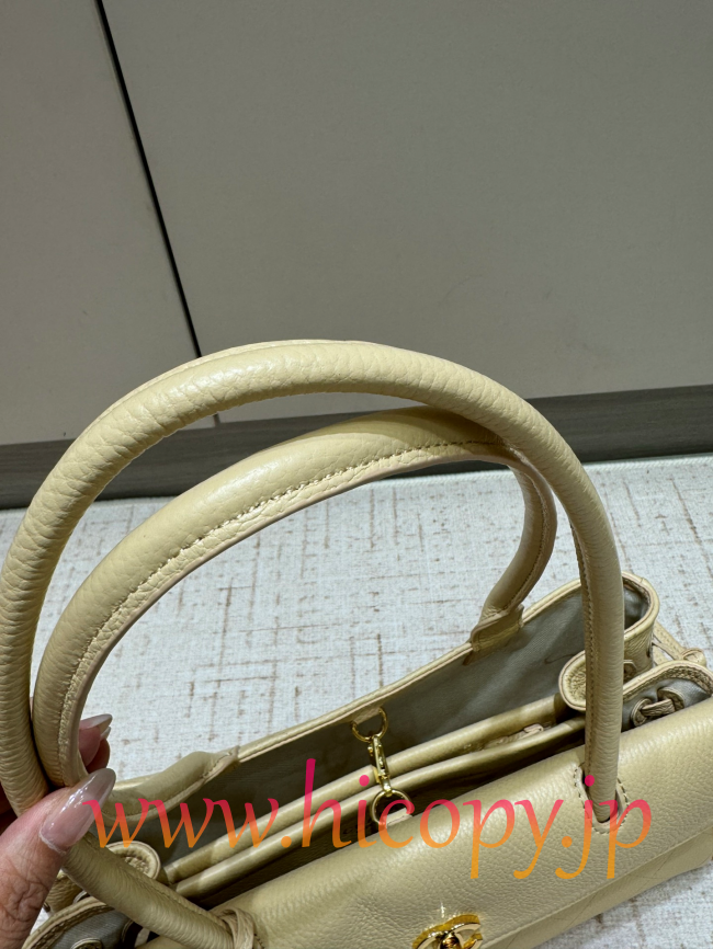 【CHANEL】シャネル 26S バゲットバッグ クリーム カーフスキン ゴールド金具 韓流スタイル リラックスエレガンス (公式型番: AS3011B04900C9016)