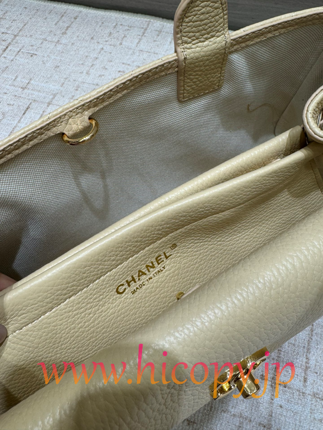 【CHANEL】シャネル 26S バゲットバッグ クリーム カーフスキン ゴールド金具 韓流スタイル リラックスエレガンス (公式型番: AS3011B04900C9016)