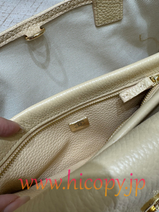 【CHANEL】シャネル 26S バゲットバッグ クリーム カーフスキン ゴールド金具 韓流スタイル リラックスエレガンス (公式型番: AS3011B04900C9016)