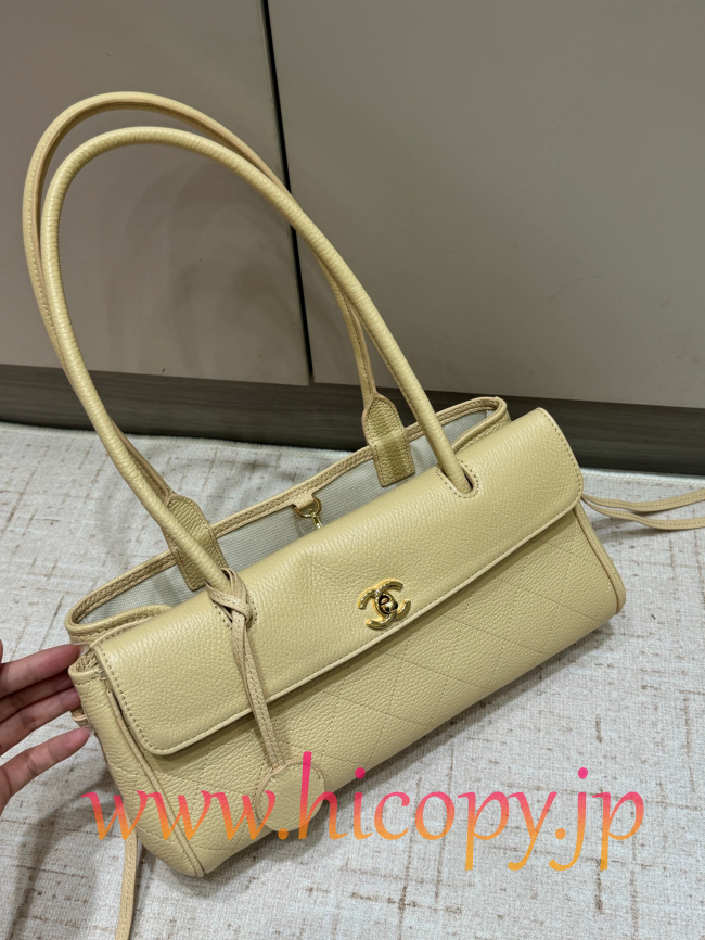 【CHANEL】シャネル 26S バゲットバッグ クリーム カーフスキン ゴールド金具 韓流スタイル リラックスエレガンス (公式型番: AS3011B04900C9016)