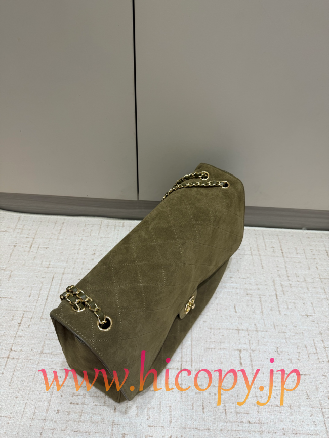 【CHANEL】シャネル 26S クラシックフラップ マキシ スエード オリーブグリーン ゴールド金具 (公式型番: AS3812B04900C9012)